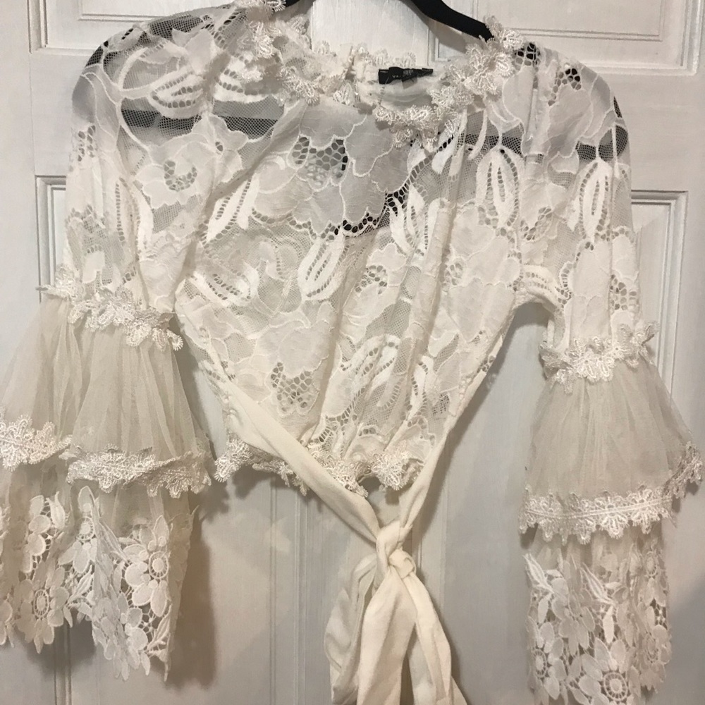 Unique lace bell sleeve crop top with belt